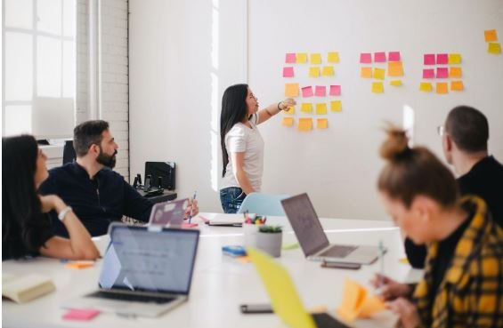 Muchos conocen la importancia del departamento de recursos humanos dentro de una empresa y lo determinante que puede ser para el cumplimiento de objetivos. ¿La razón de esto? Las personas representan el recurso más importante para las diferentes organizaciones Entendiendo el peso que tienen las personas y los equipos de trabajo, resulta prioritario para cualquier compañía, evaluar el desempeño del liderazgo de las personas que conduce al éxito de la organización. Sigue leyendo para conocer más sobre este tema y cómo puedes realizar tu primera evaluación al liderazgo de tu equipo. ¿Qué es una evaluación de liderazgo? URL: https://unsplash.com/es/fotos/Oalh2MojUuk Título: Que-Es-Una-Evaluación-De-Liderazgo ATL: Evaluación Liderazgo Qué es Ante todo, debemos conocer qué es la evaluación de liderazgo. Esta es, poner a prueba la manera cómo se está desempeñando la gestión del encargado del equipo de trabajo y la forma de impulsar a cada persona en el cumplimiento de sus objetivos. La efectividad del liderazgo se mide por la capacidad de conseguir resultados y hacer que otros se motiven para lograr beneficios para la compañía. Hay que tener en cuenta, que el líder es quien marca la pauta y quien delega cada una de las tareas a desempeñar para el crecimiento de la empresa. Eso resulta ser tan importante, que muchos aseguran que el éxito o el fracaso de un equipo de trabajo, está en manos de quien encabeza a cada uno de los involucrados en un determinado proyecto. ¿Para qué sirve una evaluación de liderazgo? Recordemos que la evaluación, es una herramienta de recursos humanos para poder conocer a ciencia cierta que tan efectivo está siendo en este caso el liderazgo. De esta manera, este departamento sabrá qué recursos optimizar y cómo va la evolución de sus resultados. Por medio de este proceso, podrás entender de manera más certera cómo ha sido el desempeño del líder y sus colaboradores. Esto resulta vital pues, en toda compañía se destinan recursos para lograr un crecimiento y al medir a sus equipos podrá saber si debe destinar más recursos o por el contrario reducirlos y aplicar reajustes. Indicadores a tomar en cuenta Son muchos los factores a tomar en cuenta al momento de comenzar a medir lo que ocurre dentro de los equipos y en consecuencia en el liderazgo, sin embargo, es una realidad que no puede medirse todo. Es por esto, que te hemos preparado una pequeña lista con algunos indicadores que debes tener en consideración al momento de realizar tu primera evaluación. Esos indicadores son: Objetivos de la empresa y qué metas quiere alcanzar. Herramientas empleadas para el cumplimiento de objetivos. Tiempo establecido para el cumplimiento de objetivos. Recursos (financieros) que han sido destinados. Miembros involucrados en el proceso. La efectividad del líder al momento de tomar decisiones y delegar tareas. Herramientas que puedes utilizar para realizar la evaluación URL: https://unsplash.com/es/fotos/KdeqA3aTnBY Título: Herramientas-Para-Evaluación-De-Liderazgo ATL: Evaluación De Liderazgo Herramientas Algunas herramientas que te pueden ayudar, tiene que ver con los indicadores usados al momento de auditar los resultados de todo el equipo y por supuesto, al liderazgo que los acompaña. A continuación te mencionamos algunos: Indicadores de gestión: Por medio de estos indicadores podrás conocer de manera más exacta cómo ha sido la efectividad en cada uno de los procesos y el impacto que ha generado para la organización. Actuación de los colaboradores: Así como se toman en cuenta los resultados alcanzados y como ha sido el proceso, es necesario evaluar el desempeño del equipo que le estuvo acompañando, pues, el líder como mencionamos con anterioridad debe alcanzar resultados sacando el mayor potencial de otros. Satisfacción del cliente y de los empleados: Por último, no podemos dejar de lado el nivel de satisfacción que ha dejado su gestión. ¿Cómo se hace? Pues, debes conocer si el resultado final ha sido positivo para el cliente. Por otro lado; no se puede dejar pasar, que tan cómodos y satisfechos se sienten los empleados que están trabajando en equipo con este líder, es de suma importancia que puedan tener buen feedback con su superior. Conclusiones Es de suma importancia para cualquier organización, medir lo que está ocurriendo a nivel interno, he aquí la importancia de medir lo que ocurre con el liderazgo de la compañía. Un buen liderazgo puede sacar el mayor potencial de un equipo o llevarlo a la ruina. Desde Cardinal Systems recomendamos realizar de manera frecuente la evaluación del equipo y tomar en consideración lo que ocurre con el liderazgo de la empresa. De esta manera se puede atender a tiempo cualquier reajuste que sea necesario realizar. 